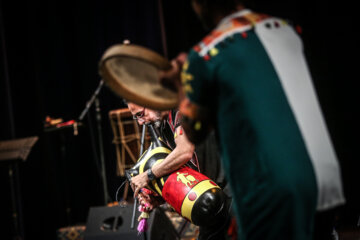 Le concert de musique régionale (folklorique) du groupe « Lian » a eu lieu le mercredi soir (14 juin 2023) sous la direction de Mohsen Sharifian au Vahdat Hall de Téhéran. (Photo : Ali Sharifzadeh)