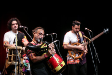 Le concert de musique régionale (folklorique) du groupe « Lian » a eu lieu le mercredi soir (14 juin 2023) sous la direction de Mohsen Sharifian au Vahdat Hall de Téhéran. (Photo : Ali Sharifzadeh)