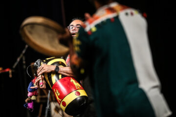 Le concert de musique régionale (folklorique) du groupe « Lian » a eu lieu le mercredi soir (14 juin 2023) sous la direction de Mohsen Sharifian au Vahdat Hall de Téhéran. (Photo : Ali Sharifzadeh)