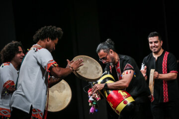 Le concert de musique régionale (folklorique) du groupe « Lian » a eu lieu le mercredi soir (14 juin 2023) sous la direction de Mohsen Sharifian au Vahdat Hall de Téhéran. (Photo : Ali Sharifzadeh)