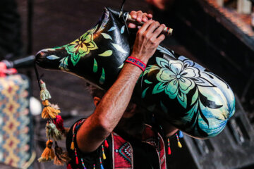 Le concert de musique régionale (folklorique) du groupe « Lian » a eu lieu le mercredi soir (14 juin 2023) sous la direction de Mohsen Sharifian au Vahdat Hall de Téhéran. (Photo : Ali Sharifzadeh)