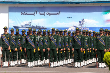 Cérémonie de remise des diplômes aux étudiants de la marine de l'armée iranienne