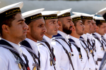 Cérémonie de remise des diplômes aux étudiants de la marine de l'armée iranienne