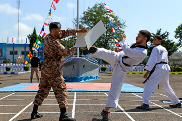 Cérémonie de remise des diplômes aux étudiants de la marine de l'armée iranienne