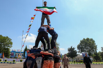 Cérémonie de remise des diplômes aux étudiants de la marine de l'armée iranienne