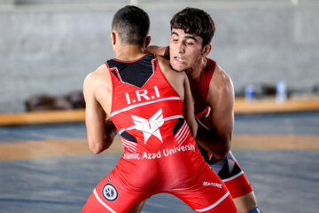 Les lutteurs juniors gréco-romains iraniens en entraînement