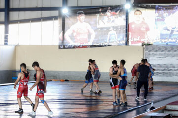 Les lutteurs juniors gréco-romains iraniens en entraînement