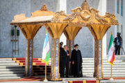 Ayatollah Raisi begrüßt den Präsidenten Usbekistans offiziell