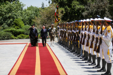 Raisi recibe oficialmente al presidente de Uzbekistán