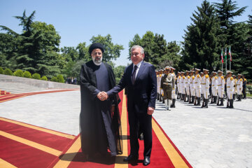 Raisi recibe oficialmente al presidente de Uzbekistán