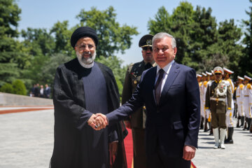 Raisi recibe oficialmente al presidente de Uzbekistán