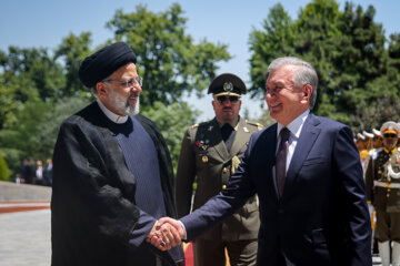 Raisi recibe oficialmente al presidente de Uzbekistán