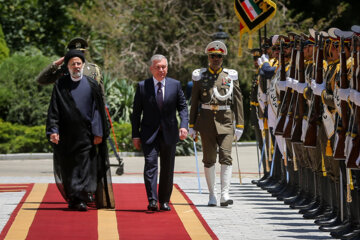 Raisi recibe oficialmente al presidente de Uzbekistán