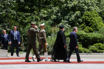 Raisi recibe oficialmente al presidente de Uzbekistán