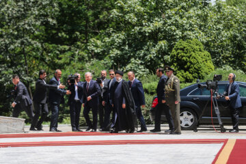 Raisi recibe oficialmente al presidente de Uzbekistán