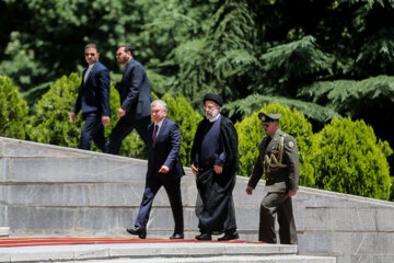 Raisi recibe oficialmente al presidente de Uzbekistán