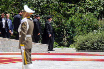 Raisi recibe oficialmente al presidente de Uzbekistán