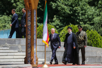 Raisi recibe oficialmente al presidente de Uzbekistán