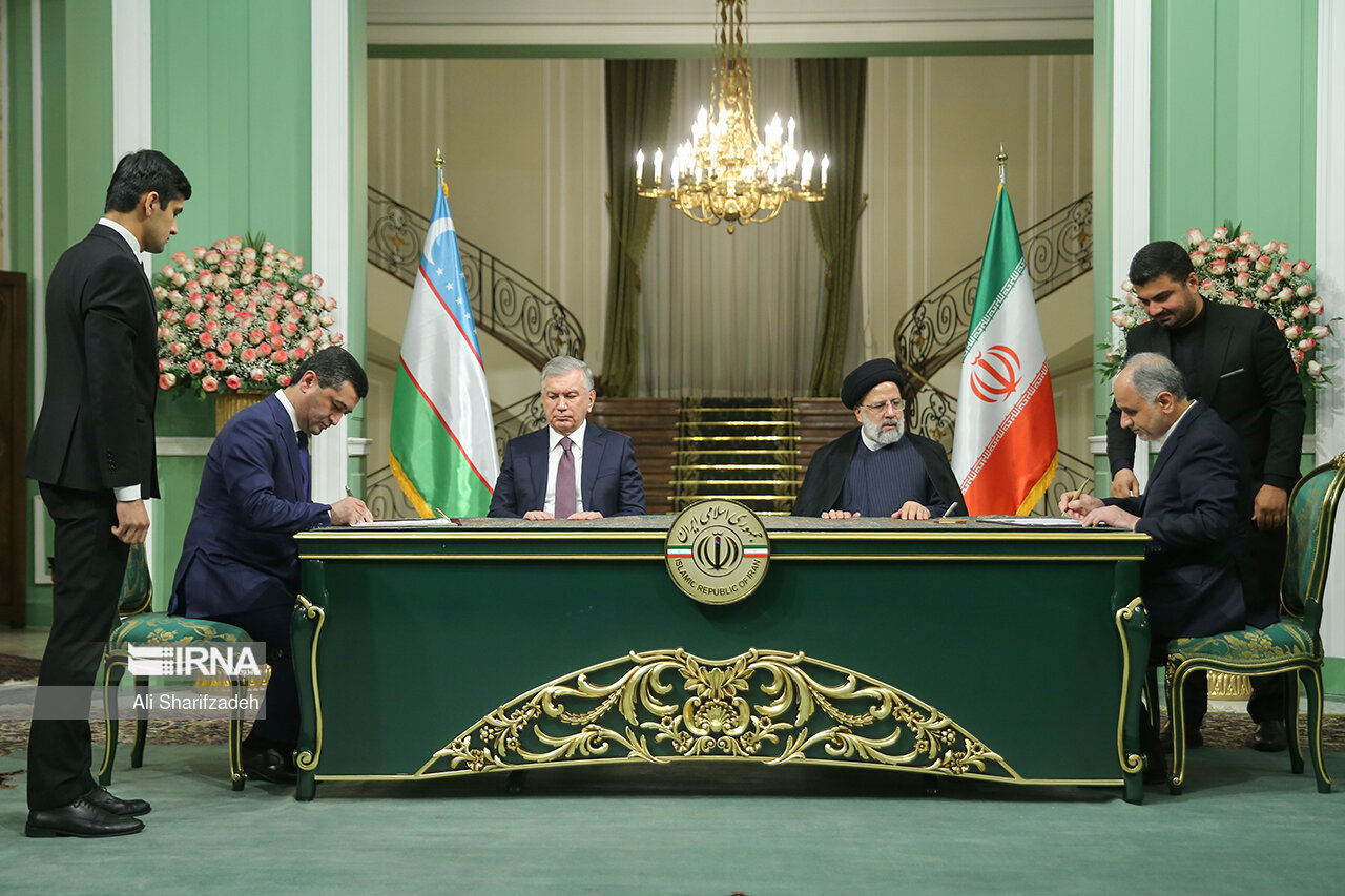 Irán y Uzbekistán firman 11 documentos de cooperación 