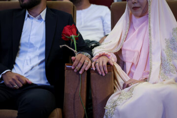 La celebración del matrimonio de numerosas parejas en Teherán