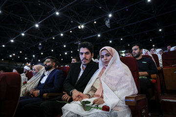 La celebración del matrimonio de numerosas parejas en Teherán