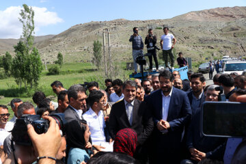 دیدار وزیر راه شهر سازی  با اهالی و مردم روستاهای آلمالو و هندوان در جاده مرزی قطور-رازی