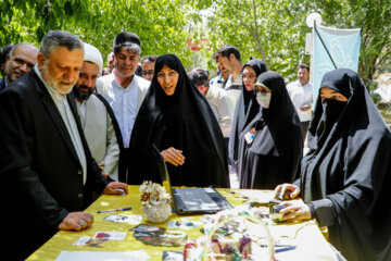 Les femmes qui vivent dans les monts Zagros en honneur lors d’un festival des groupes ethniques dans le sud-ouest de l'Iran