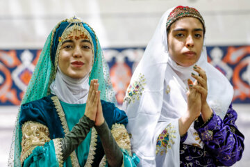 Les femmes qui vivent dans les monts Zagros en honneur lors d’un festival des groupes ethniques dans le sud-ouest de l'Iran