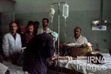 رسیدگی به مجروح انفجار بمب در خیابان خواجه نظام  الملک