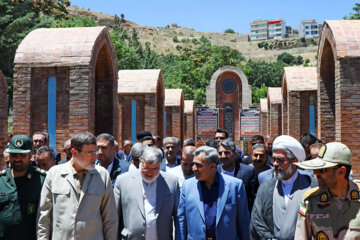 حضور «سید امیرحسین قاضی‌زاده هاشمی» رییس سازمان بنیاد شهید بر مزار شهدای بمباران شیمیایی هفت تیر سردشت