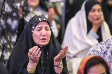 Téhéran (IRNA)-La cérémonie de récitation de la prière d'Arafat a eu lieu ce mercredi soir 28 juin soit le neuvième jour du mois de Dhou al-hijja avec la présence d'un groupe de pèlerins dans le sanctuaire de Shahcheragh dans la ville de Chiraz au centre-sud de l’Iran. (Photo : Reza Qaderi)