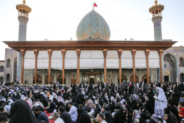 Téhéran (IRNA)-La cérémonie de récitation de la prière d'Arafat a eu lieu ce mercredi soir 28 juin soit le neuvième jour du mois de Dhou al-hijja avec la présence d'un groupe de pèlerins dans le sanctuaire de Shahcheragh dans la ville de Chiraz au centre-sud de l’Iran. (Photo : Reza Qaderi)