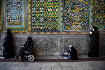 La cérémonie de récitation de la prière d'Arafat a eu lieu à l’occasion le neuvième jour du mois de Dhul-Hijjah, le mercredi soir 28 juin 2023, avec la présence d'un groupe de pèlerins dans le sanctuaire de la vénéré Masoumeh (P) dans la ville sainte de Qom près de Téhéran. (Photo : Mohammad Madi Varaal)