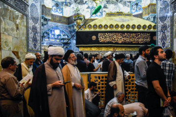 La cérémonie de récitation de la prière d'Arafat a eu lieu à l’occasion le neuvième jour du mois de Dhul-Hijjah, le mercredi soir 28 juin 2023, avec la présence d'un groupe de pèlerins dans le sanctuaire de la vénéré Masoumeh (P) dans la ville sainte de Qom près de Téhéran. (Photo : Mohammad Madi Varaal)