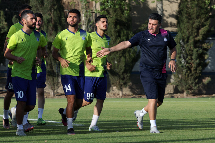 آغاز تمرینات استقلال با نکونام؛ استقبال گرم هواداران از سرمربی جدید + تصاویر