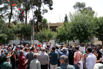 Un groupe de familles de la famille du peuple coincés dans le camp de l’OMK se rassemblent devant l'ambassade de Turquie