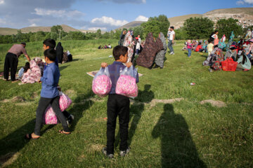 Le 11e Festival de la récolte des roses de Damas (Gol-e Mohammadi) a eu lieu le samedi soir (1er juillet 2023 ) dans le village d’Ansarud, l'un des districts de la région d’Oskou dans la province de l'Azerbaïdjan de l’Est au nord-ouest de l’Iran.  (Photo : Ali Hamed Haq Doust).