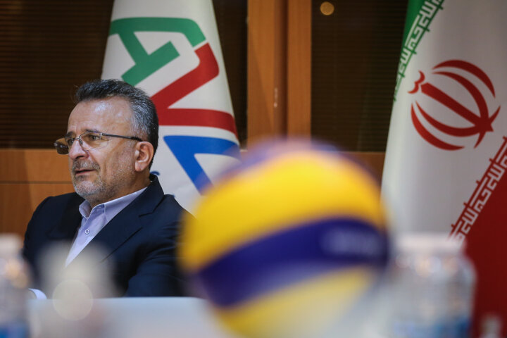 تنهایی داورزنی و پایان بغضهای نمایشی؛ مجامعی که سمت باد میروند