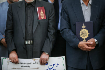 Des Iraniens manifestent devant l'ambassade de Suède contre le sacrilège du Coran