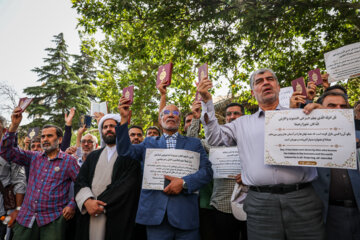 Des Iraniens manifestent devant l'ambassade de Suède contre le sacrilège du Coran