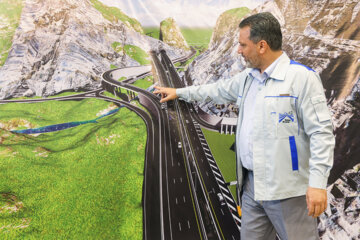 L'itinéraire aller a été inauguré dans la zone 2 de l'autoroute Téhéran-Nord le jeudi matin 6 juillet 2023, en présence du président de la République islamique d’Iran, Seyyed Ebrahim Raissi, Mehrdad Bazarpash, ministre des Routes et du Développement urbain, et Seyyed Parviz Fattah, Président de la Fondation Mostazafaan (Les Opprimés). Photographe : Akbar Tavakoli