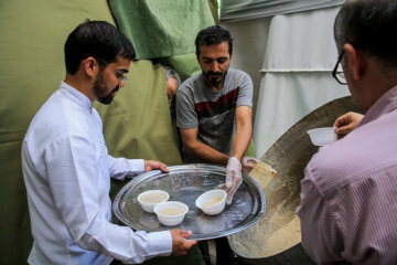 Table à manger Ghadir dans le parc Mellat de Machhad