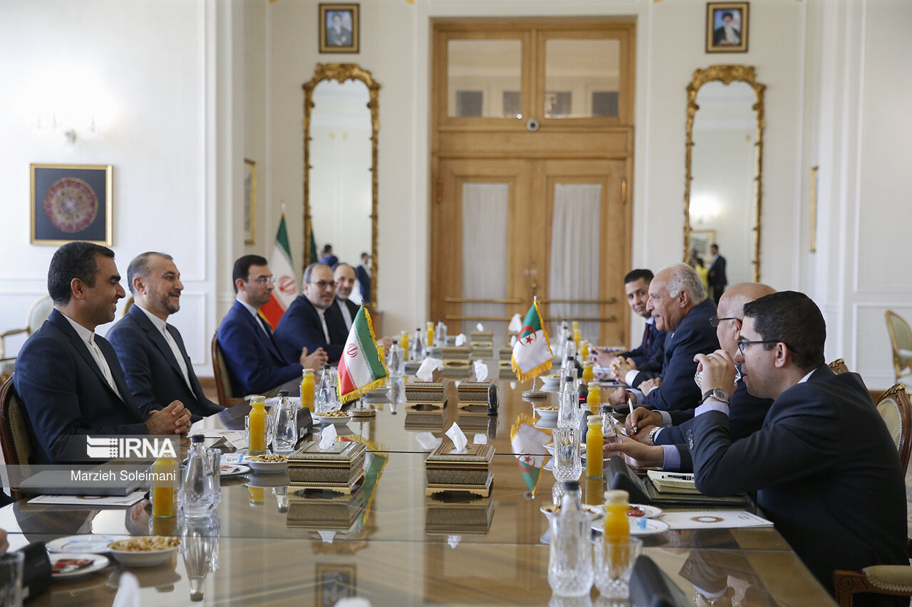 Der algerische Außenminister trifft sich mit Amir Abdollahian