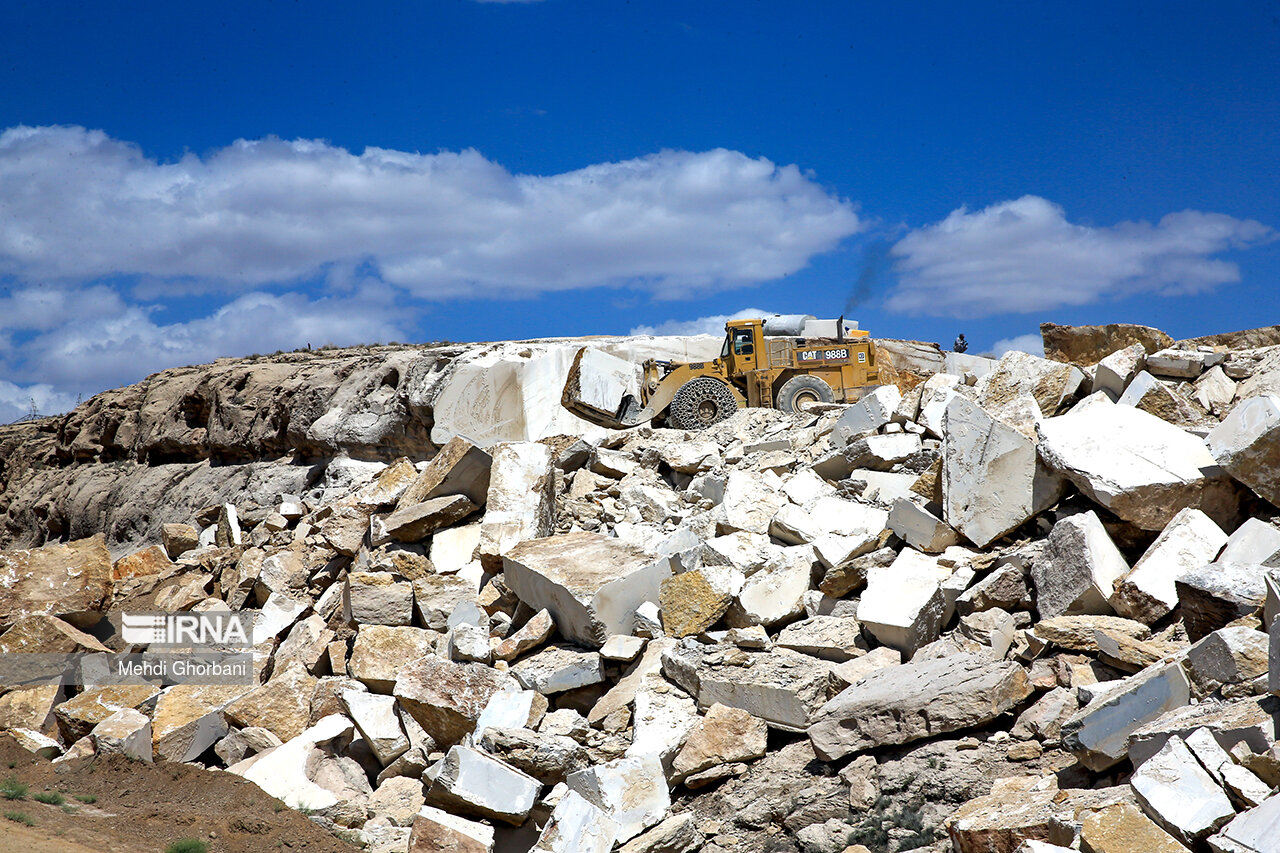 محموله ۶۹ تنی سنگ معدنی سیلیستین در شاهرود توقیف شد