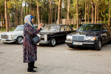Reunión de coches clásicos en Teherán
