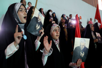 Las Hijas de la Revolución se congergan en el complejo de Azadi
