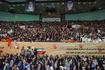 Les Filles de la Révolution se rassemblent au Complexe Azadi de Téhéran 