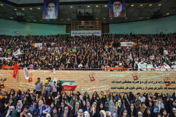 Las Hijas de la Revolución se congergan en el complejo de Azadi
