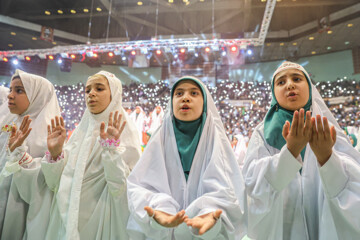 Las Hijas de la Revolución se congergan en el complejo de Azadi
