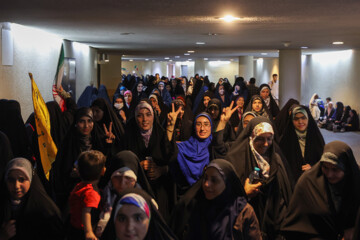 Las Hijas de la Revolución se congergan en el complejo de Azadi
